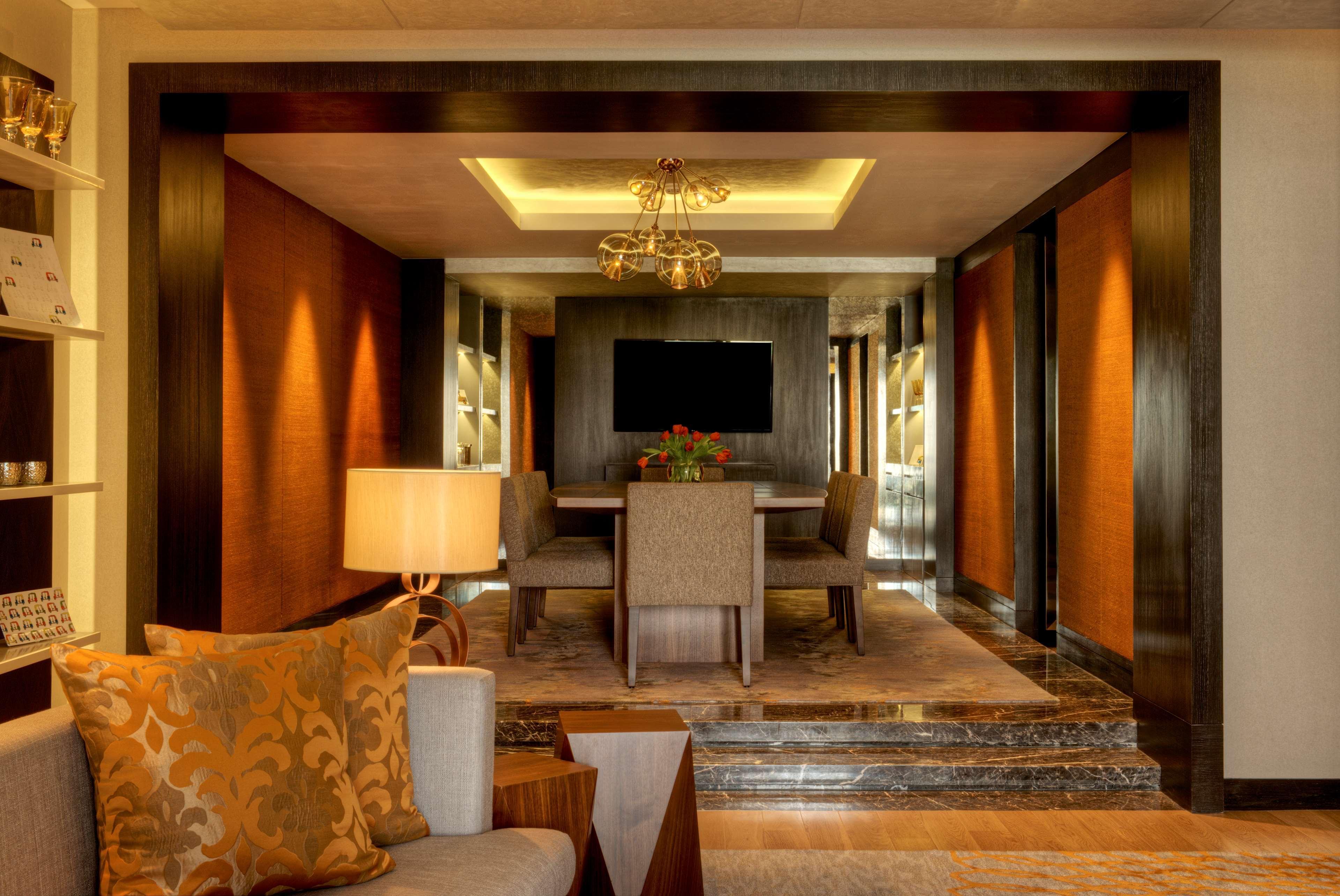 แกรนด์ ไฮแอท มุมไบ Hotel ภายนอก รูปภาพ The interior of a suite at the Taj Mahal Palace, Mumbai